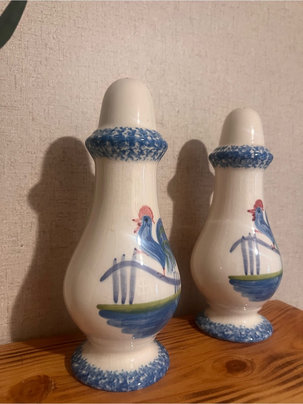 Vintage 1950 hamd-Painted Ceramic Rooster Salt and Pepper Shakers